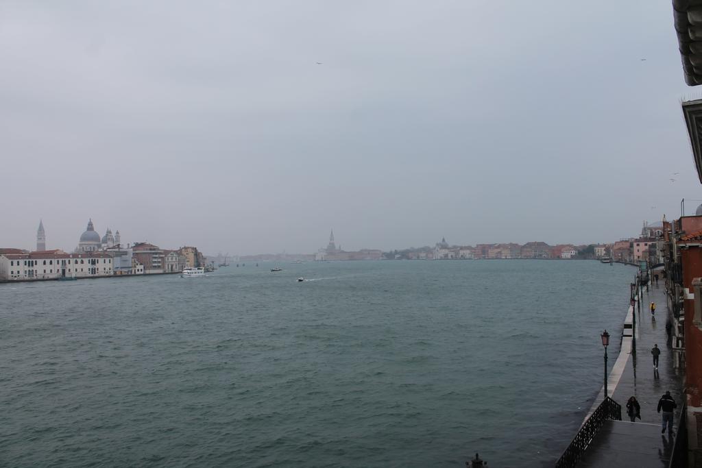 Lovely Canal View Венеция Номер фото